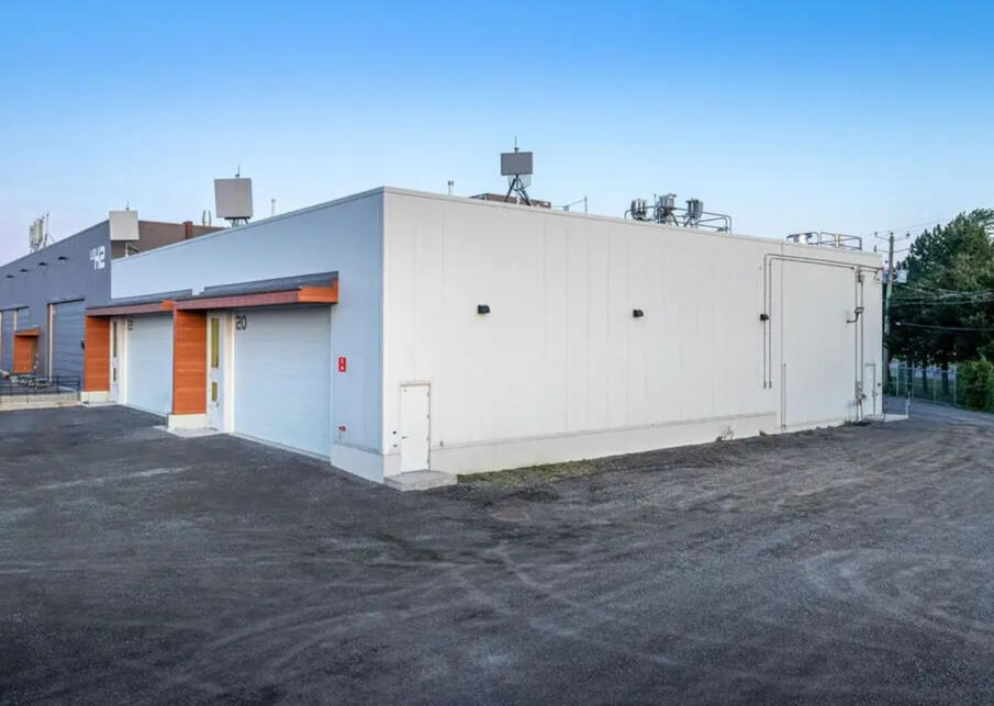 Batiment H2 - Porte garage du laboratoire