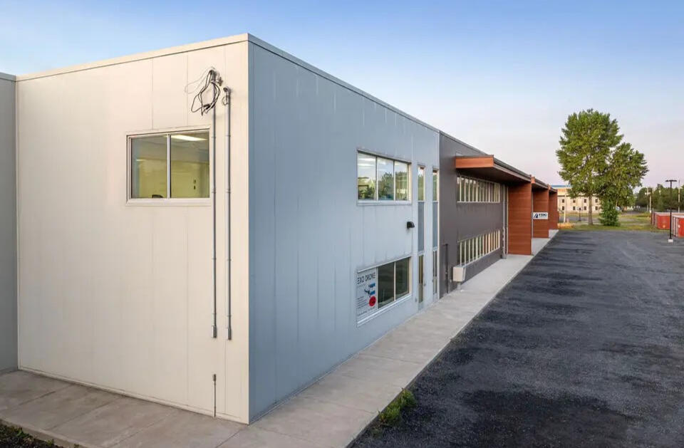 Batiment H2 - Porte garage du laboratoire